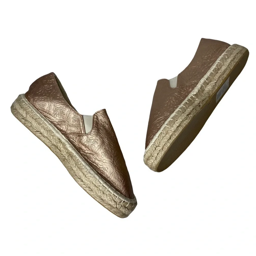 Mukluks Womens Rose Gold Metallic Shoes. Size 9